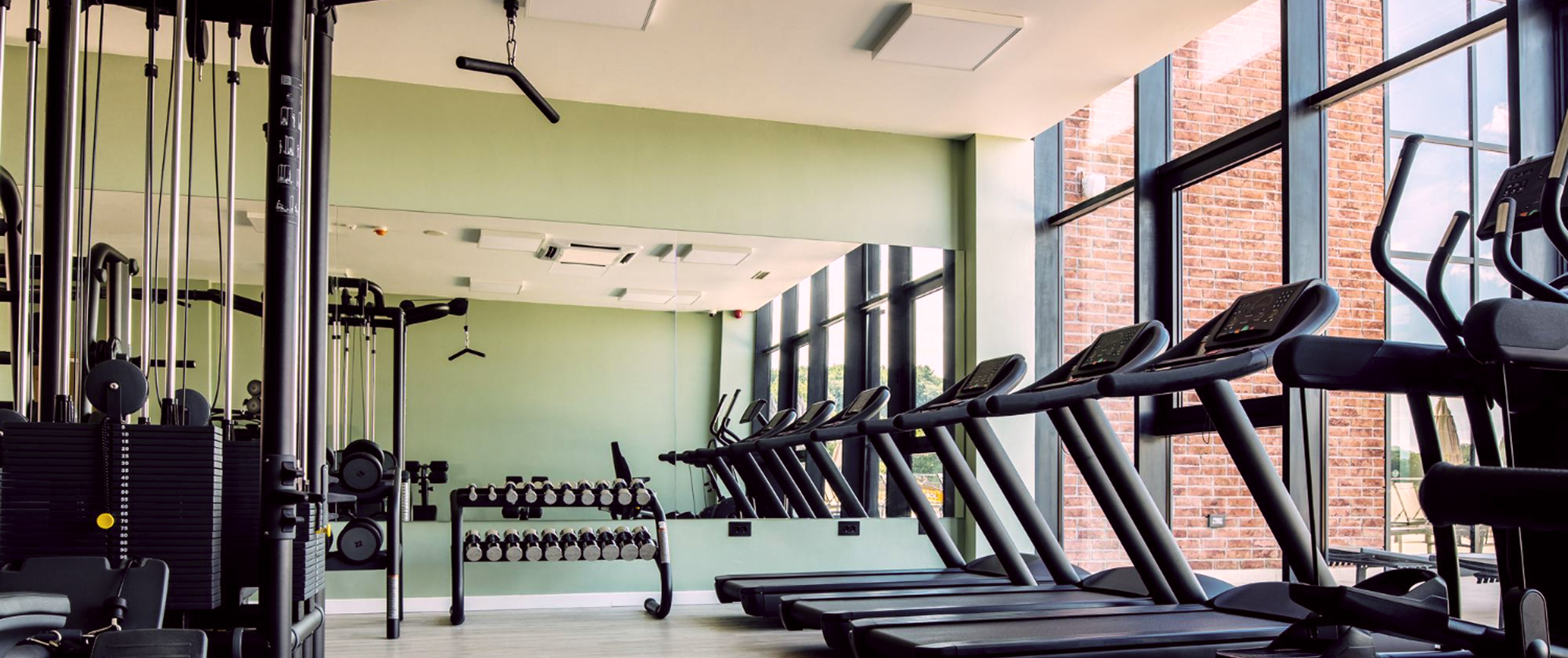 Спортзал с беговыми дорожками и тренажёрами